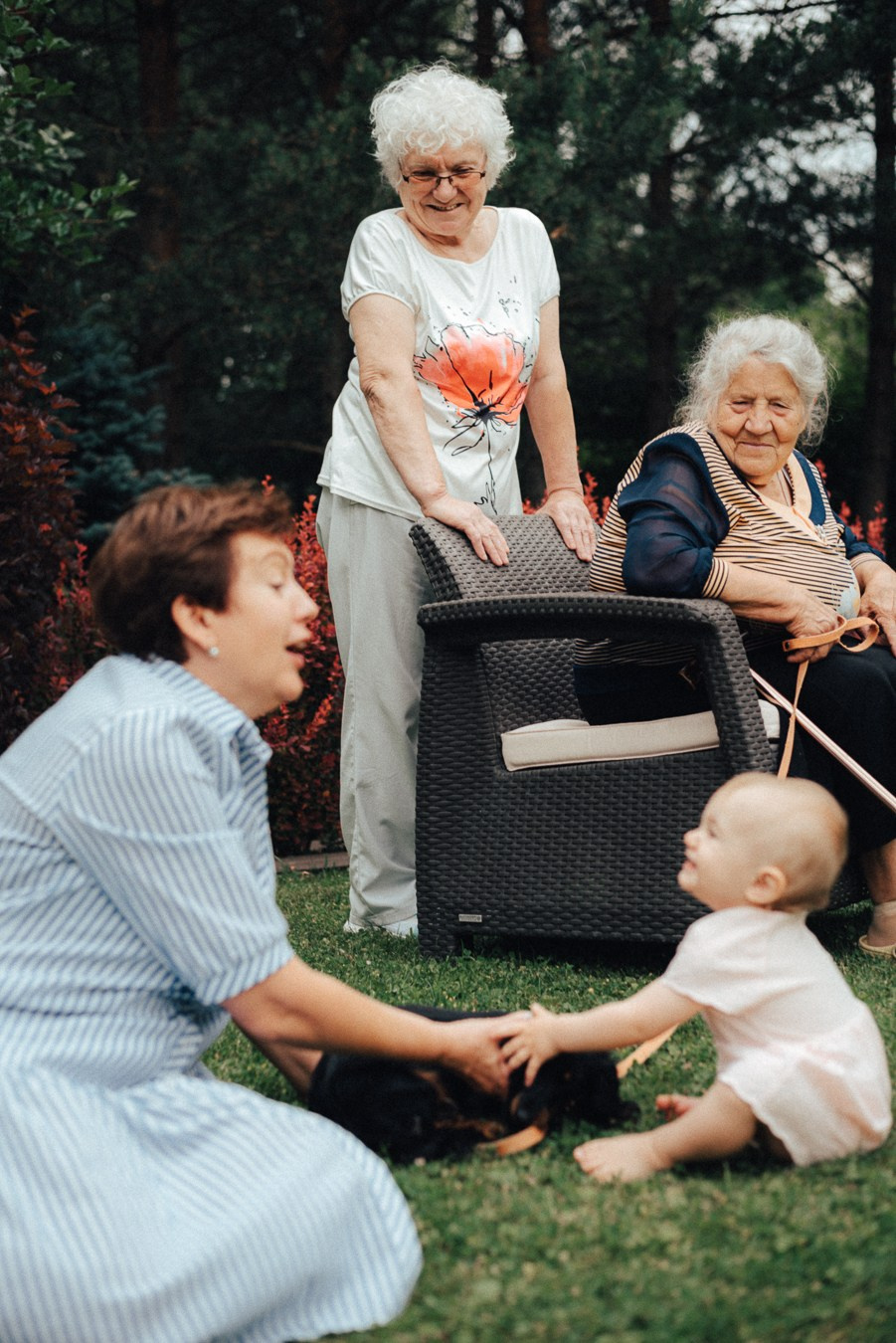 Коля, Ксюша, Саша, Андрей, Кира и бабушки | на даче