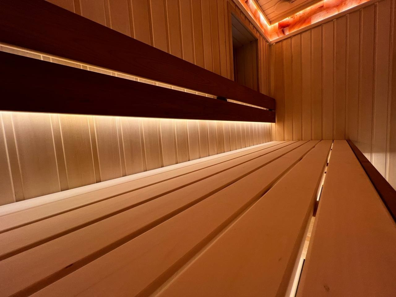 Уютная сауна на берегу реки Сясь в Теребуне: липа, тёплая термоольха и волшебный свет гималайской соли под потолком. SaunaTopMasters