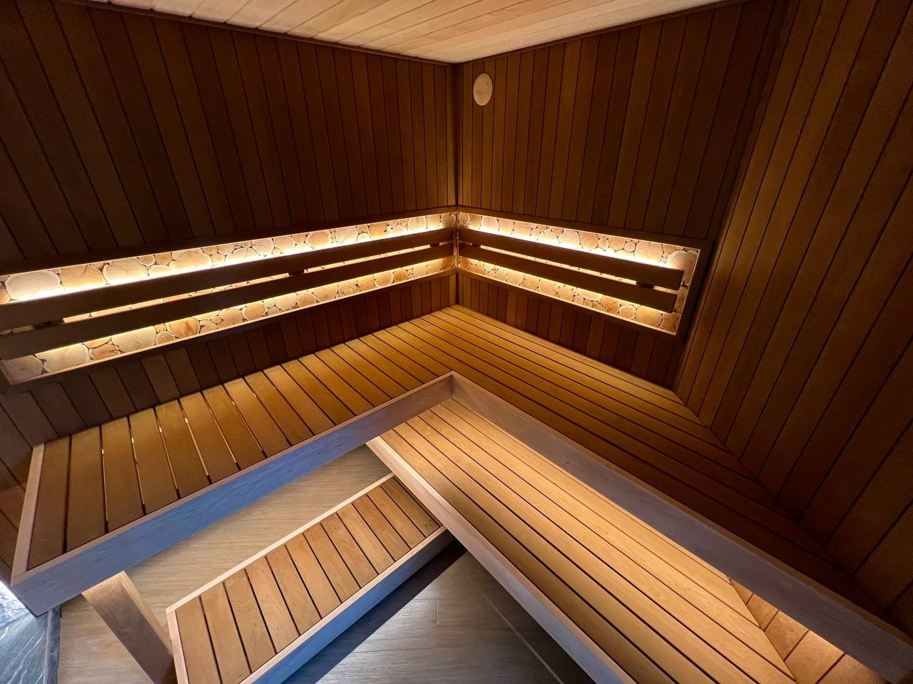 Неправильная форма помещения- не недуг, а преимущество. Парная в Александровской со стеклянным фасадом- явный тому пример. SaunaTopMasters