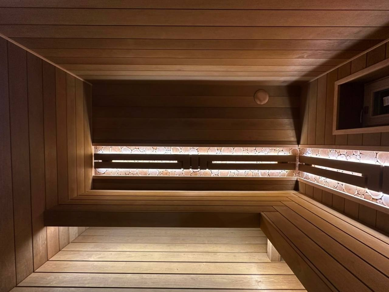 Русская парная на живописном берегу Пионерского озера выполнена из широкой термоольхи с можжевеловым панно и печным углом из талькохлорита. SaunaTopMasters