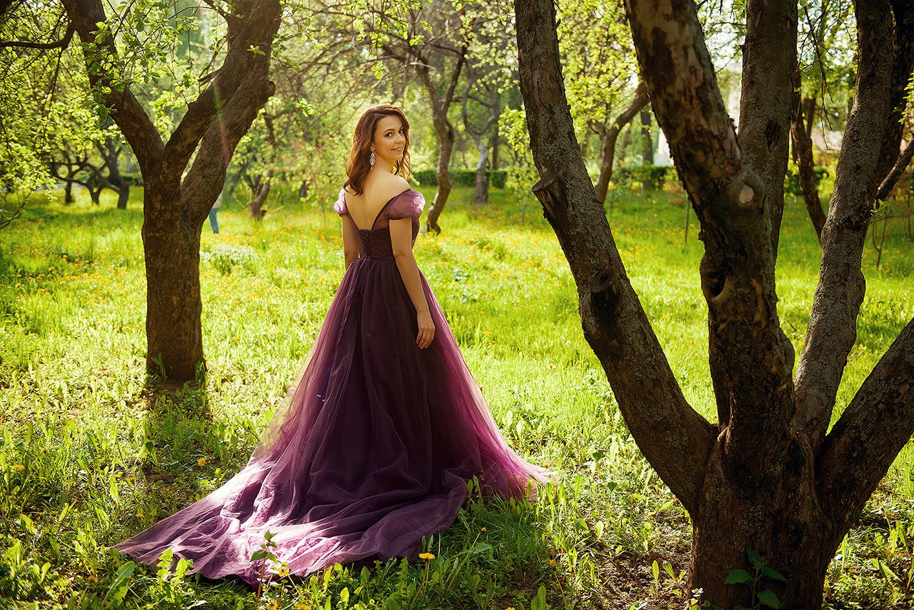 Анастасия в цветущем парке. Фотограф Кристина Гришина Рязань