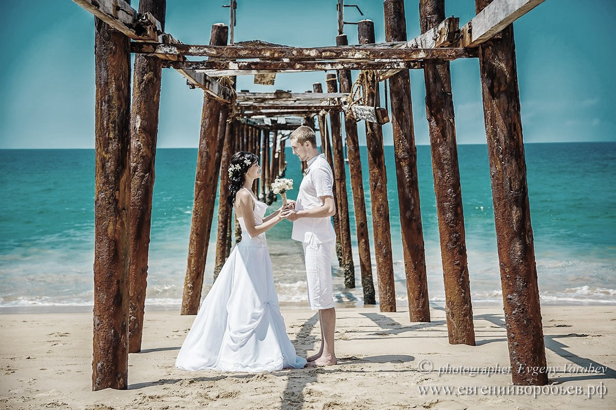 Свадебная фотосессия Пхукет фотограф пляж невеста платье жених романтическая фотосъёмка море Ката Карон Найхарн Патонг Найхарн Сурин море счастье радость идея место образ пример фото позы для фотосессии Phuket Naiharn Kata Karon Patong Surin 
