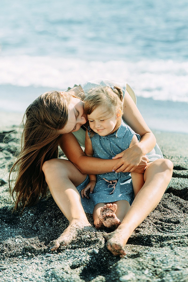 мама с дочей на берегу в адлере