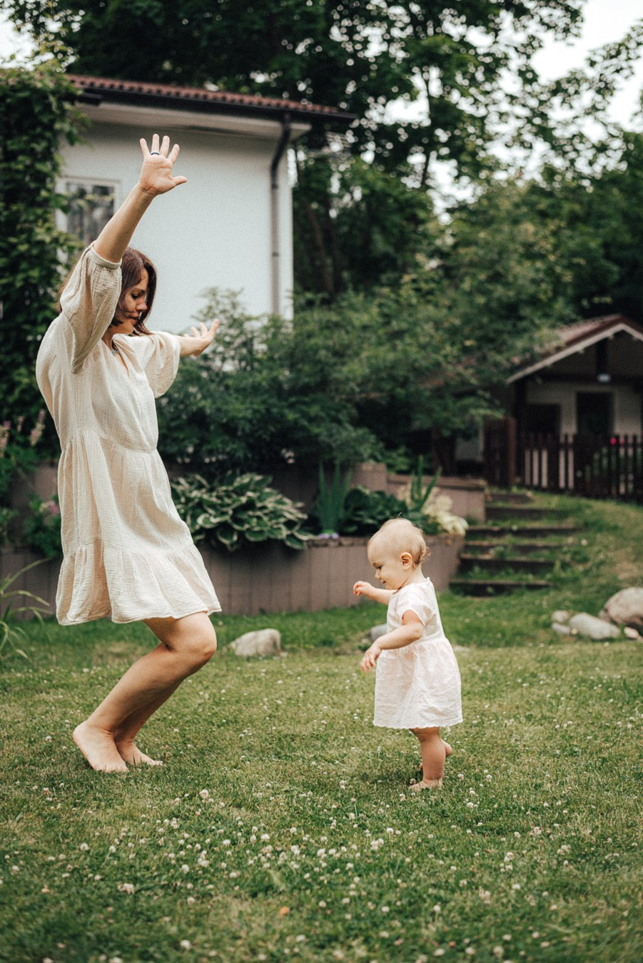 Коля, Ксюша, Саша, Андрей, Кира и бабушки | на даче