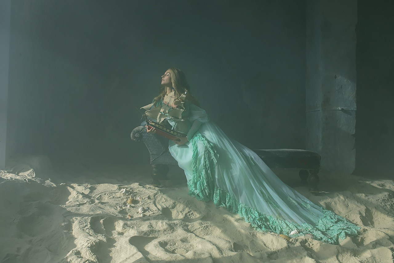 Девушка и море. Художественная винтажная фотография