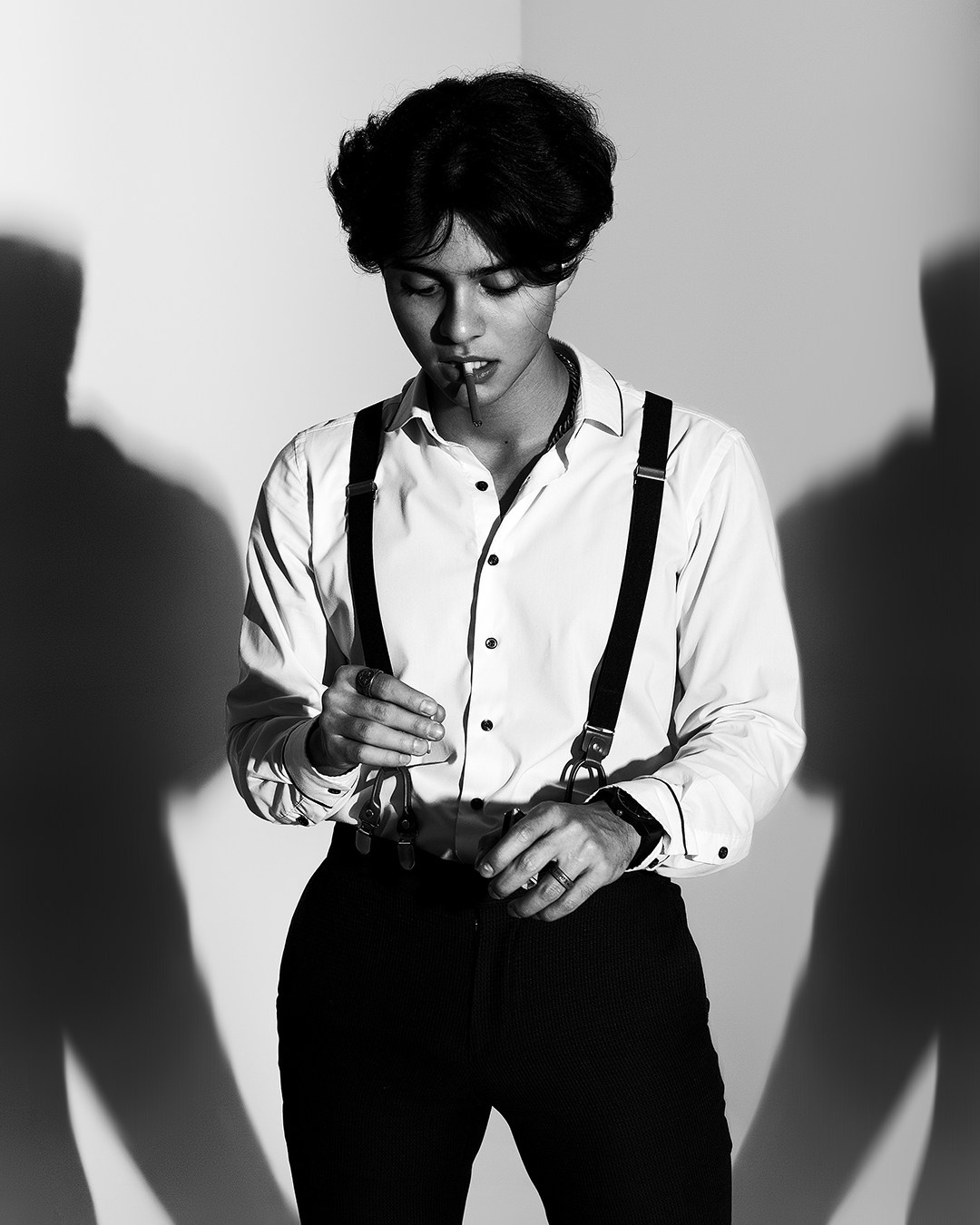 Мужчина собирается поджечь сигарету в фотостудии Казань, мужской портрет с эффектами креатива