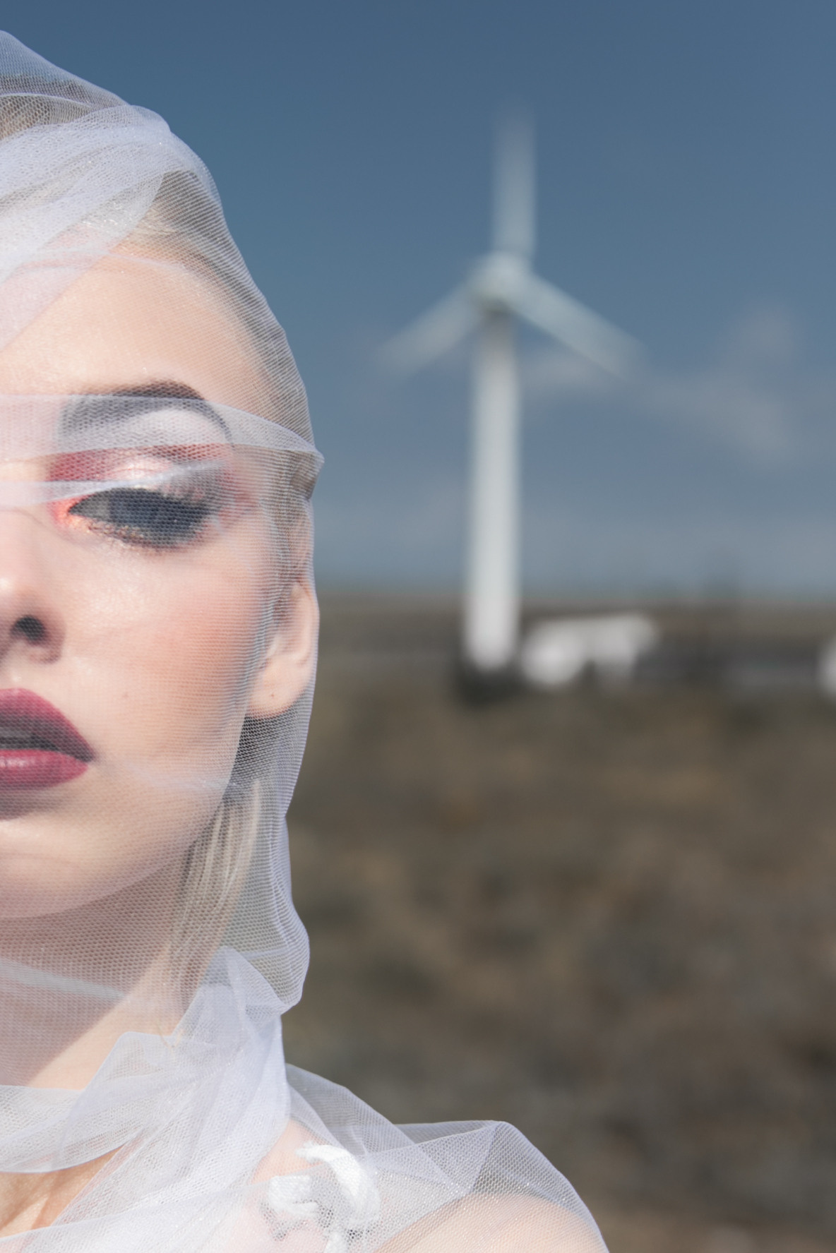 Портретная съемка девушки у ветряных мельниц. Свадебный и портретный фотограф в Санкт-Петербурге Надежда Чечулина