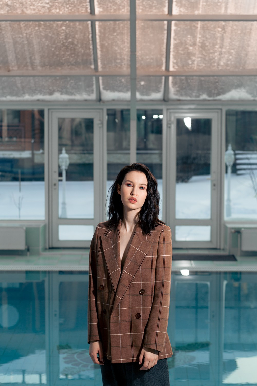 Девушка в крытом бассейне