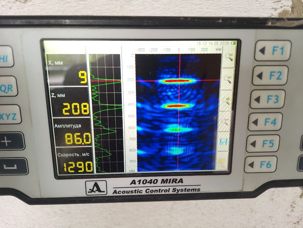 Томограф ультразвуковой низкочастотный A1040Mira. Экран прибора. Результаты определения толщины перегородки из блоков из ячеистого бетона (газобетон) ультразвуковым эхометодом (методом ультразвуковой эхо-томографии).