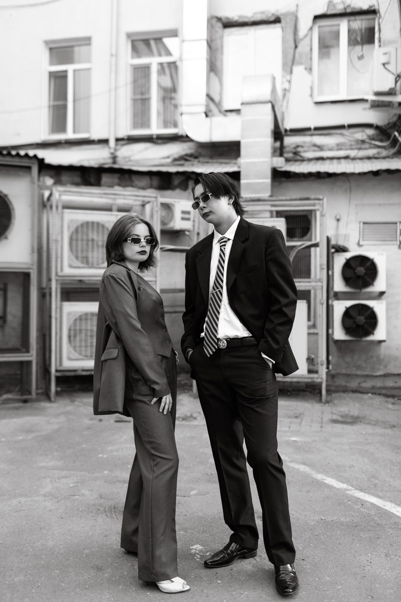 Пара на фоне промышленных кондиционеров. Городское красивое фото пары.