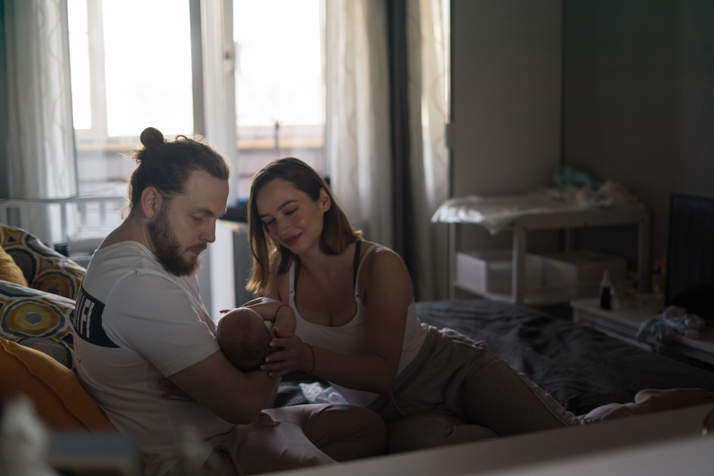 Семейная фотосессия с новорожденным дома. Видеограф в Москве Анна Бортникова