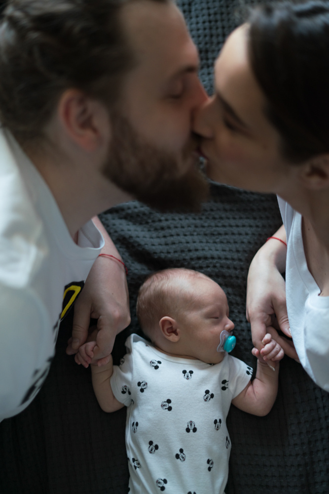 Семейная фотосессия с новорожденным дома. Видеограф в Москве Анна Бортникова