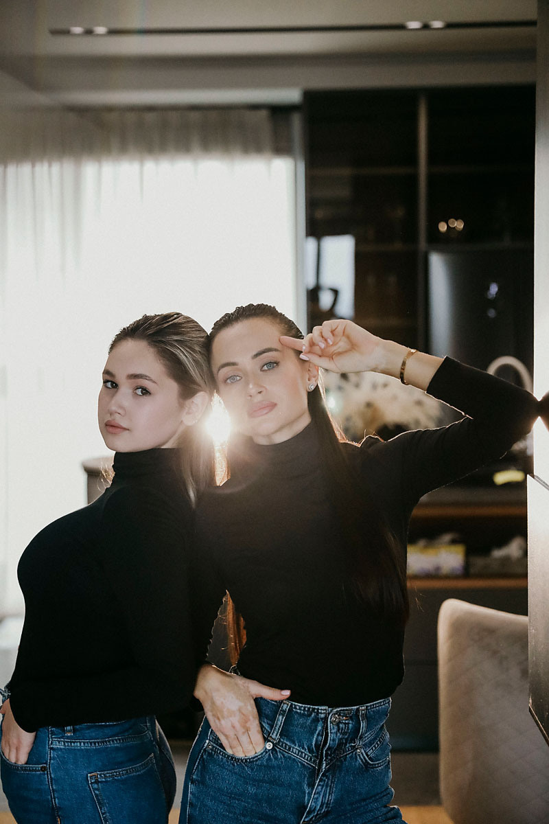 2 красивые сестры в джинсах и майке  у себя дома  птют чай