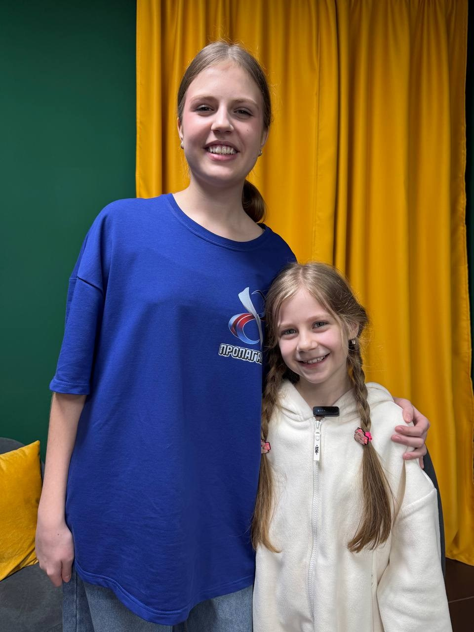 Актриса Алиса Клагиш и Кристина Щербина - участник молодёжного объединения Пропаганда.