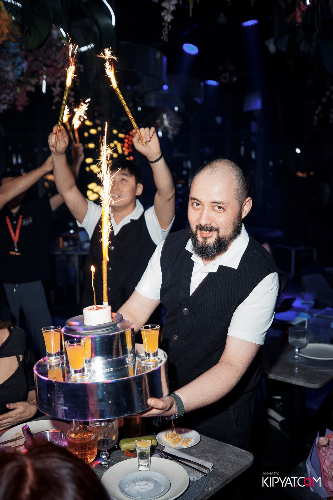 FRIENDS BAR & TERRACE. КИПЯТКОМ АЛМАТЫ! Фотосъемка мероприятий в Алматы