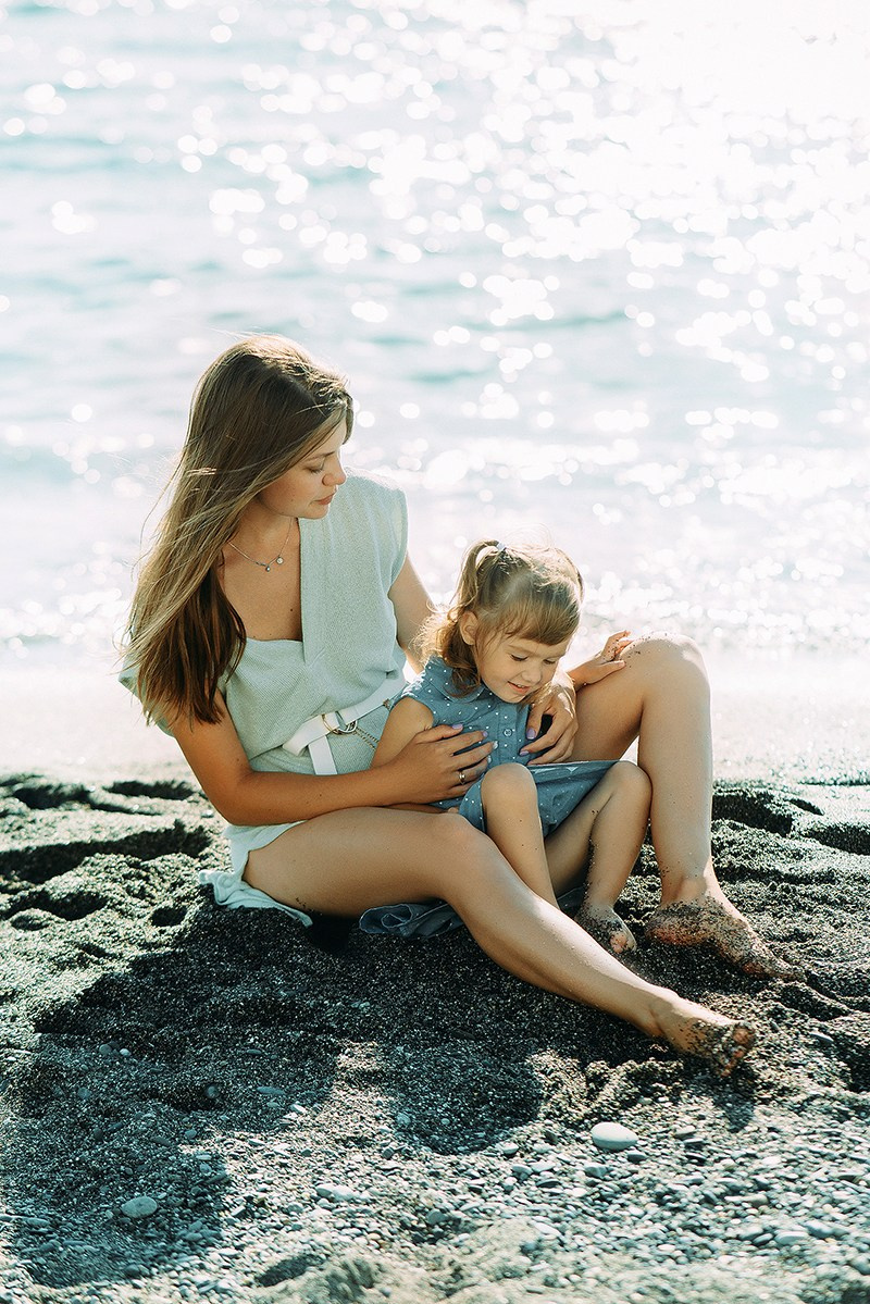мама с дочкой на берегу