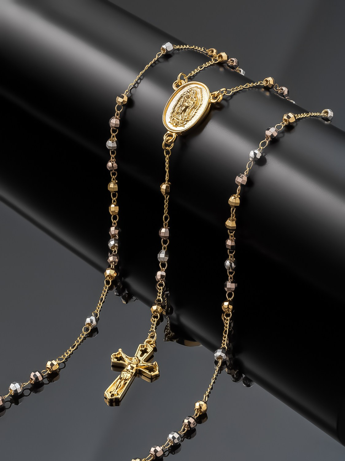 Фотосъемка бижутерии на черном фоне для маркетплейсов в Ростове