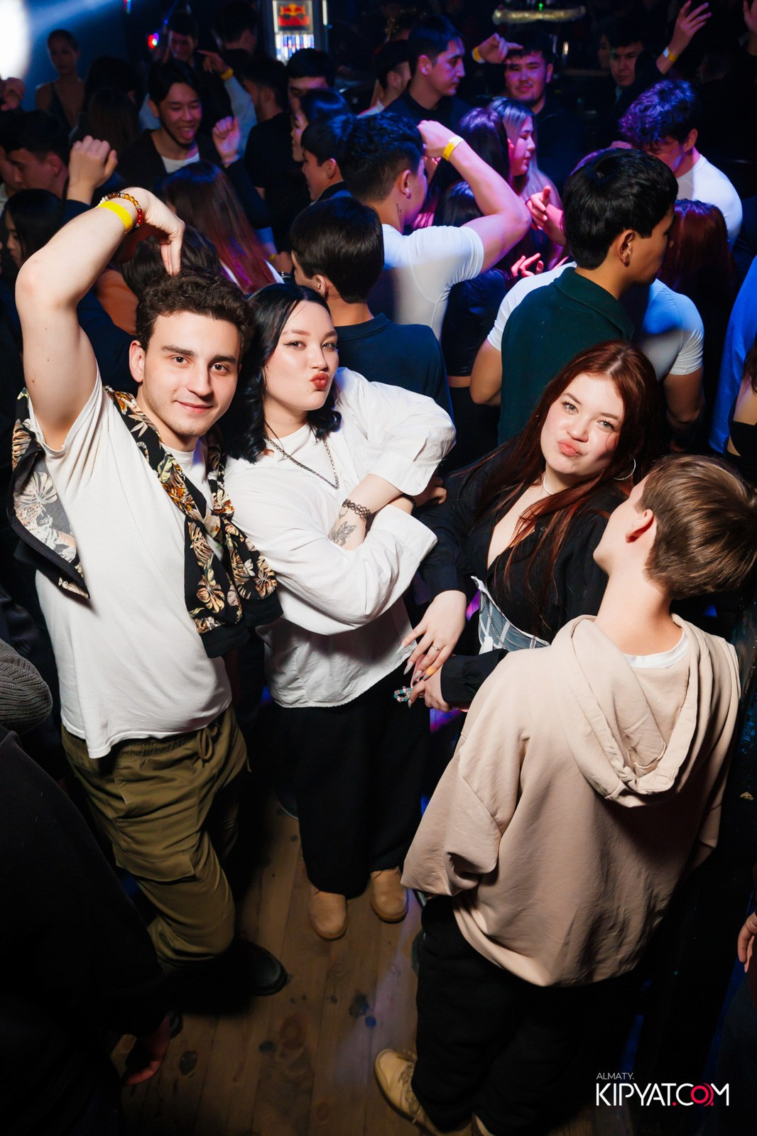 UYAT EMES BAR. КИПЯТКОМ АЛМАТЫ!