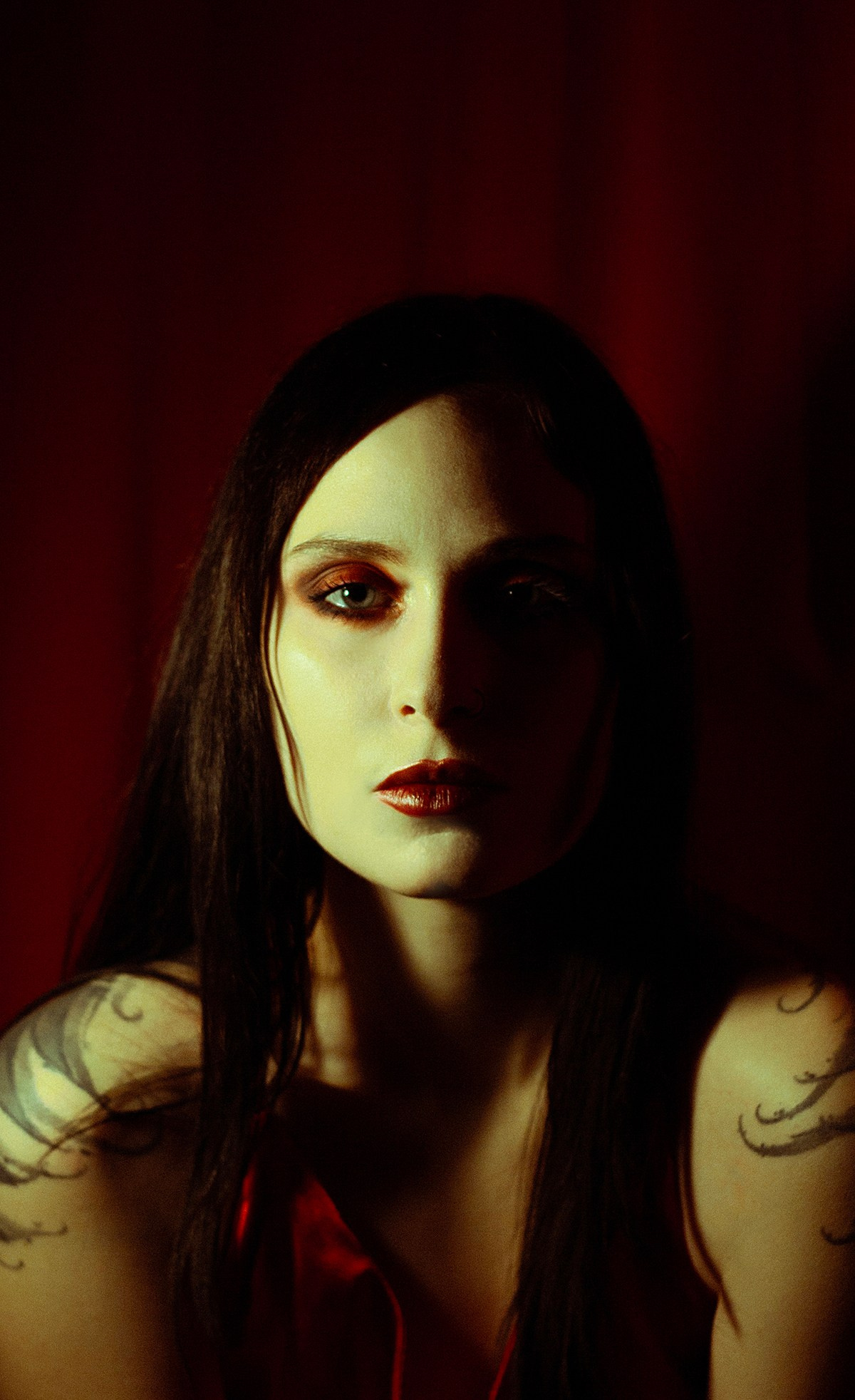 готическая фотосессия, девушка на красном фоне, портретная съёмка в стиле вамп, снимаю в Москве