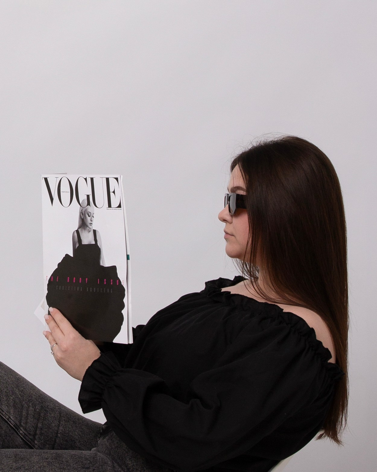 Читает vogue в фотостудии Fotomaris на белом фоне