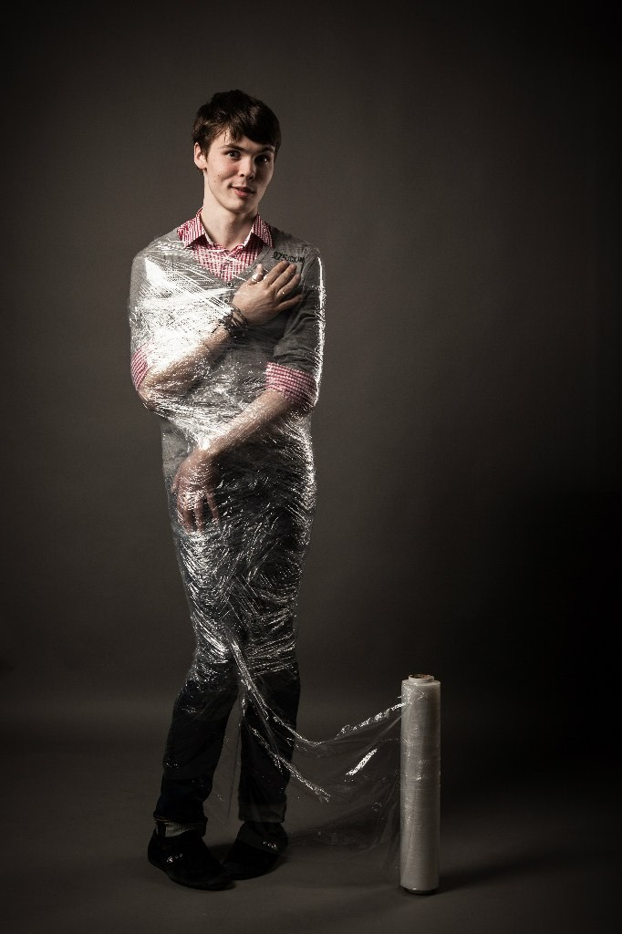 при студийной фотосессии замотали модель в скотч