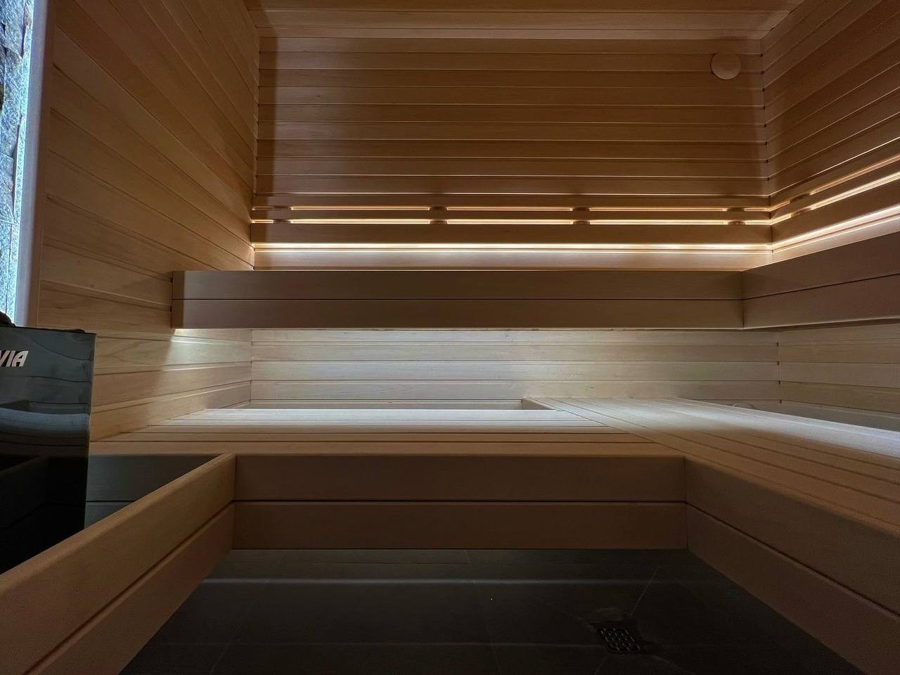 Сауна на морских террасах из осины и африканского абаши. Вертикальная укладка натурального камня-редко, но эффектно. SaunaTopMasters