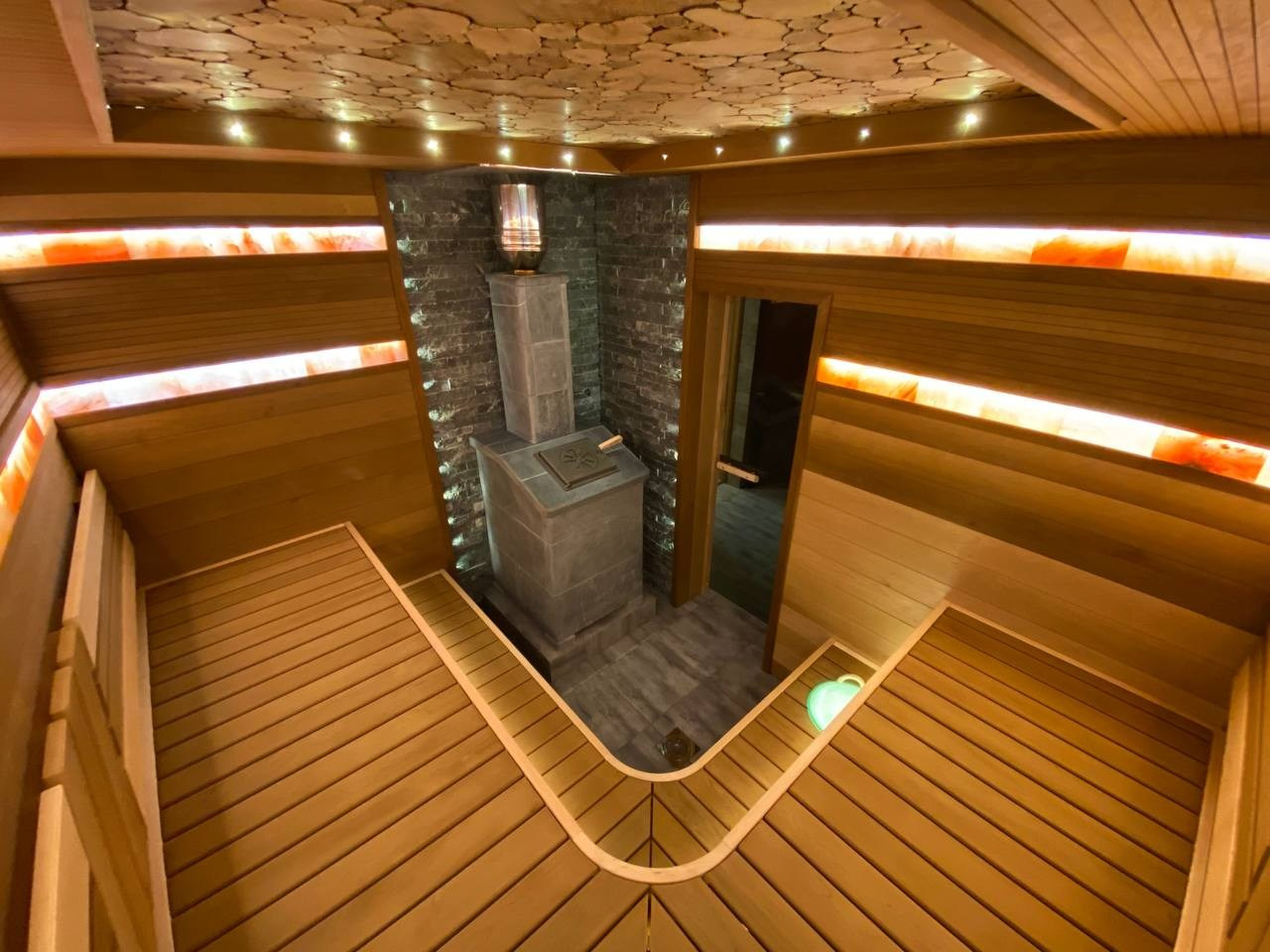 Баня в Домодедово для MBsauna в их фирменном стиле: термоольха, радиальные элементы, солевые линии, оптоволокно и сердце — печь Gefest Grom. SaunaTopMasters