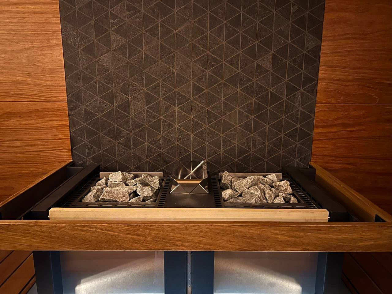 Парная для жителей дома на Крестовском. Уникальный проект, не имеющий аналогов. Панели в на стенах и потолке, канадский кедр, огромный EOS. SaunaTopMasters