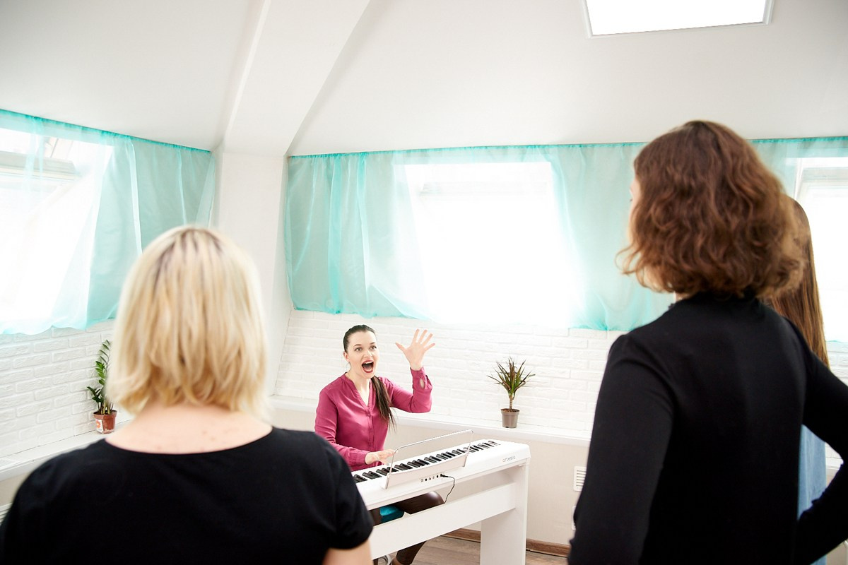 Репортаж с открытия школы вокала Кристины Дурмановой. Репортажный и женский фотограф в Новосибирске