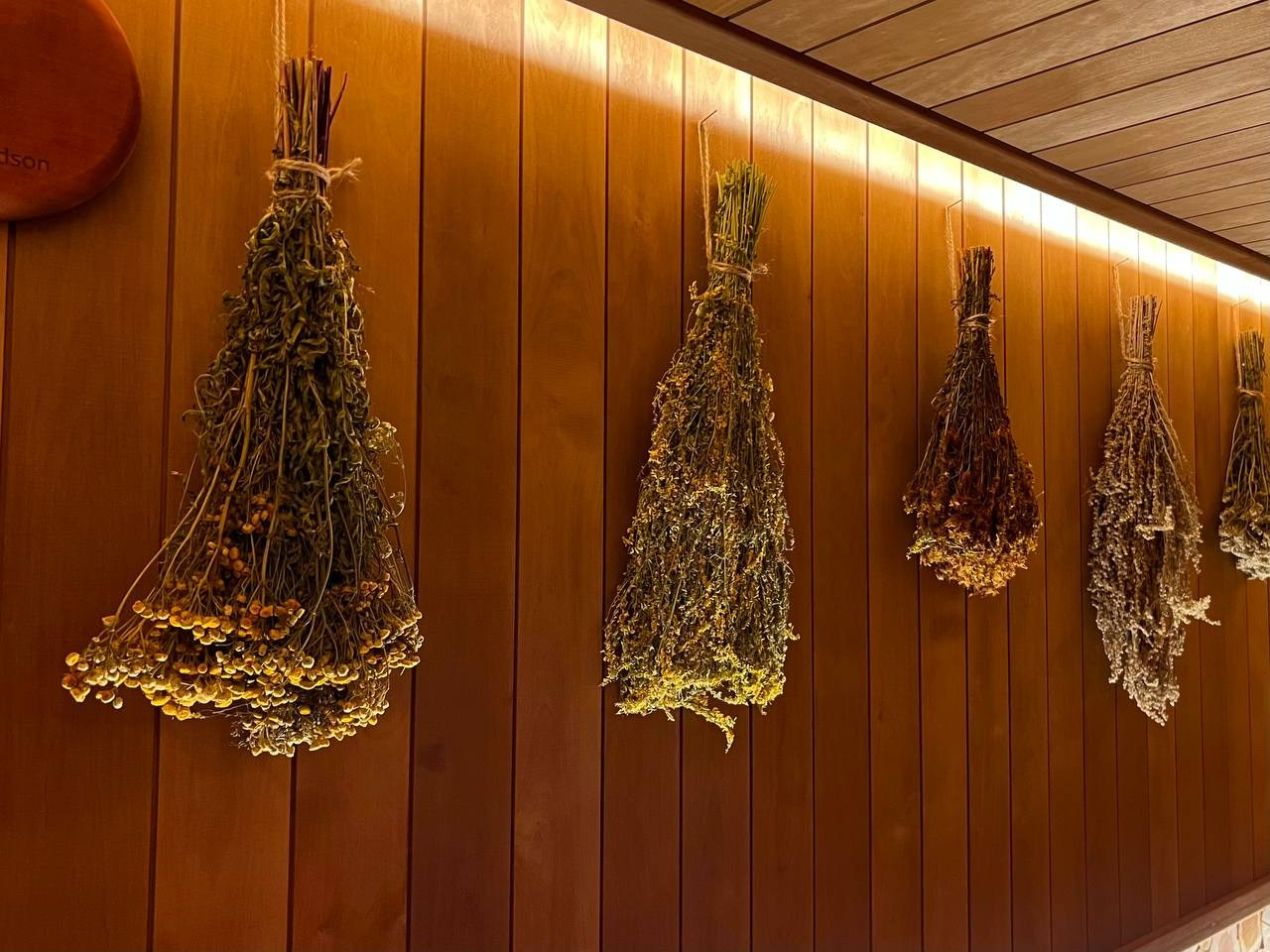 Компактная сауна в Вартемягах: термоольха, закарнизная подсветка, можжевеловое панно и крымское разнотравье. В пологе- Harvia Cilindro. SaunaTopMasters