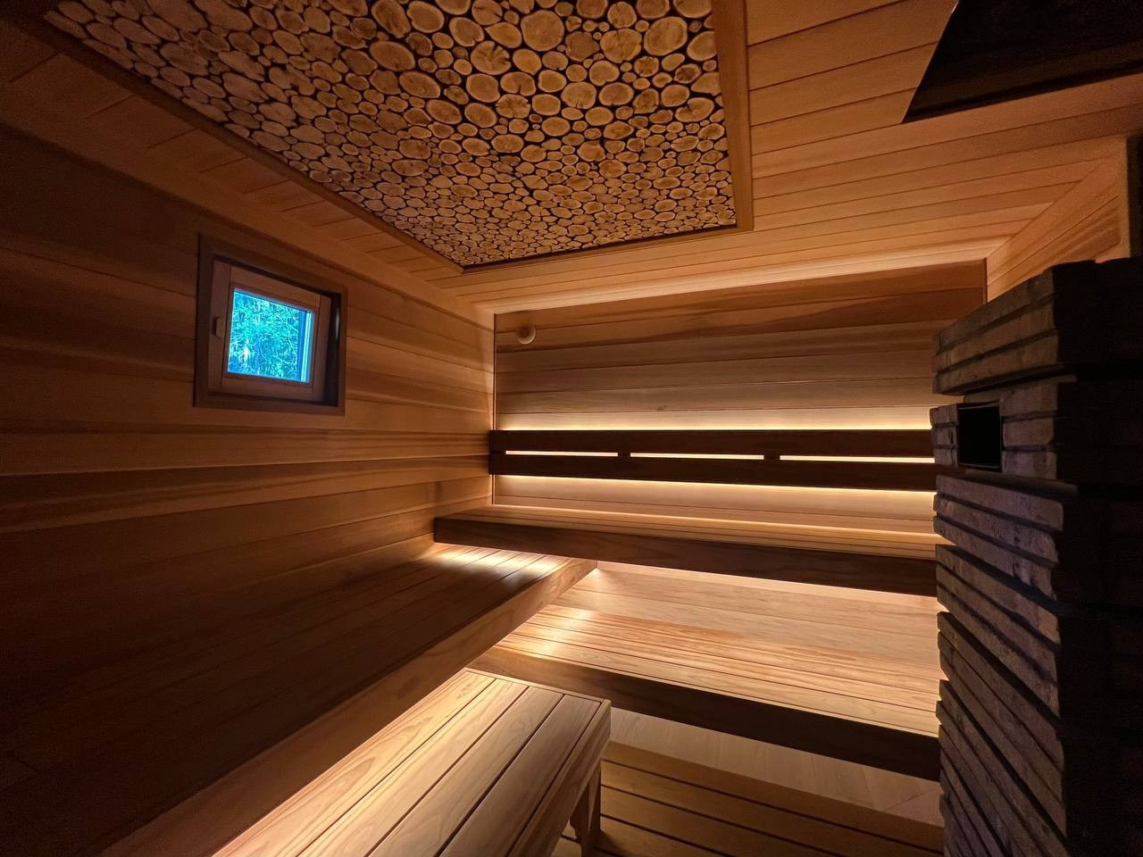 Парная в Ушково из канадского кедра и новозеландской термососны, с уникальным конструктивом полков для легкого и комфортного парения. SaunaTopMasters