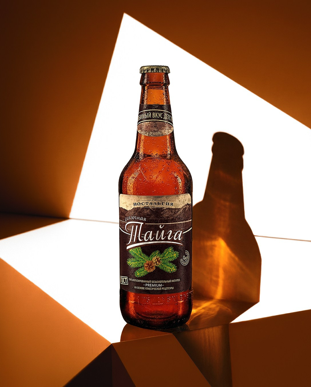 Предметная фотосъёмка бутылки в студии с жёстким светом и геометричными тенями, Казань