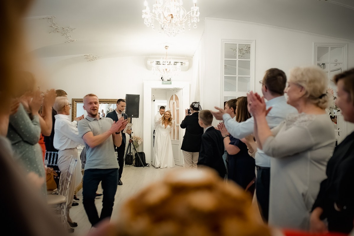 Жених и невеста заходят в ресторан в Санкт-Петербурге. Невеста смеётся. Горизонтальный  ростовой кадр.