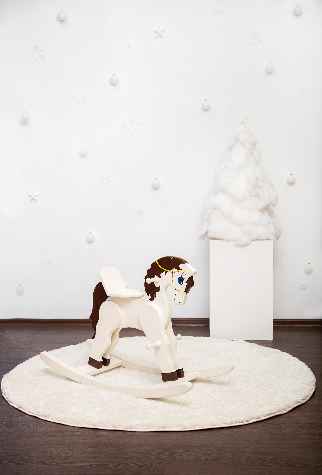 Аренда фотостудии Темиртау. Новый год 2024. Детская локация с лошадкой.