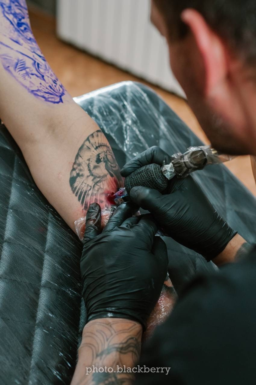 Tattoo journey. Люблю снимать не только эмоции людей, но и автомобили.Живу в Челябинске, ну и конечно как же без путешествий по городам