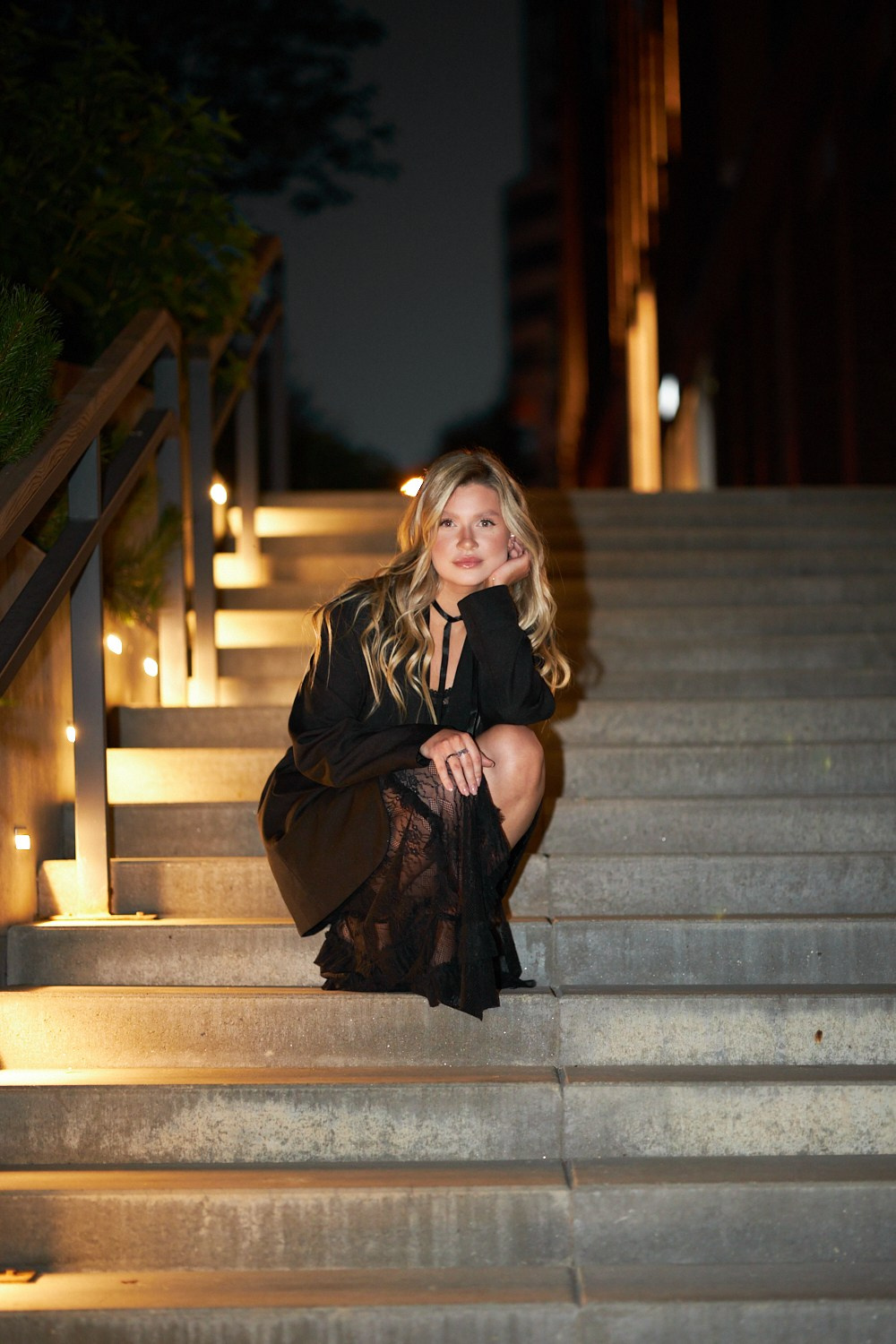 Фотосессия в ночном городе Екатеринбург уличный фотограф Екб фотосет вечерний город прогулка заказать цена фотосъемка Екб. Фотограф Екатеринбург Анастасия Жерновская | Маркетплейсы и нейрофото