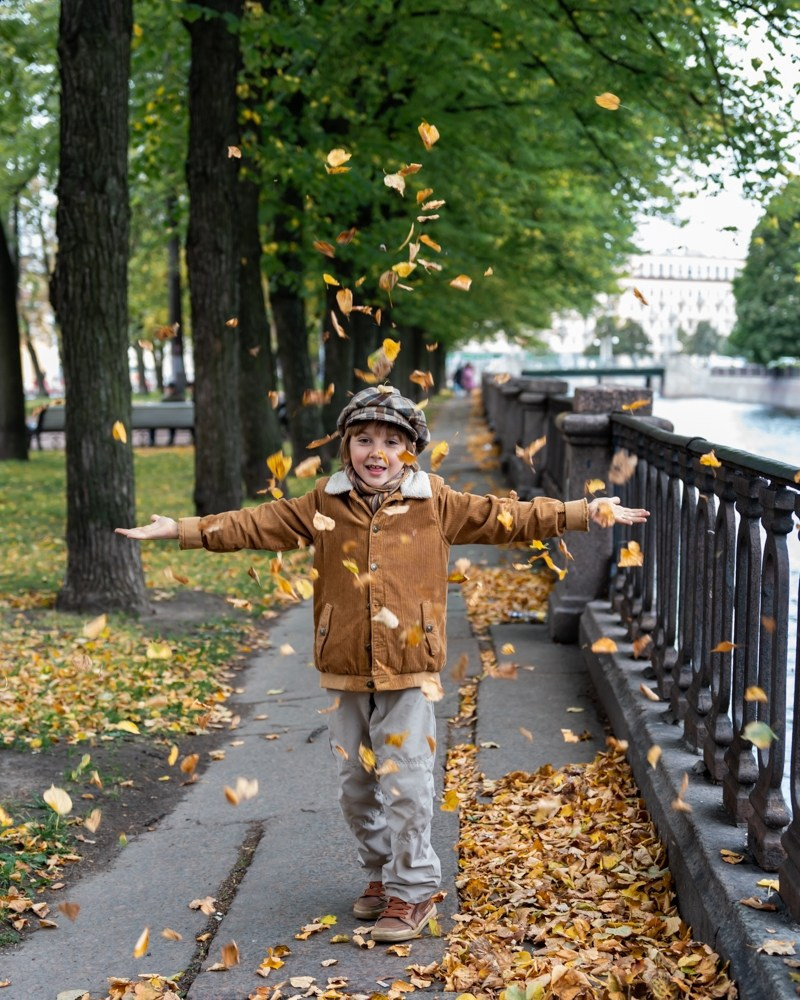Осенняя фотосессия для мальчика на прогулке в городе