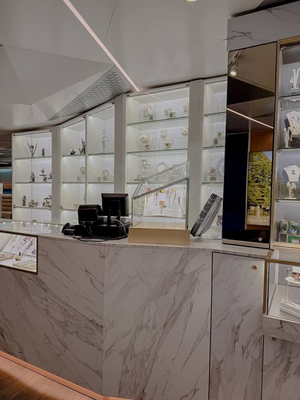 Ювелирная стойка Бизнес зал, аэропорт Пулково, СПБ. Davvero