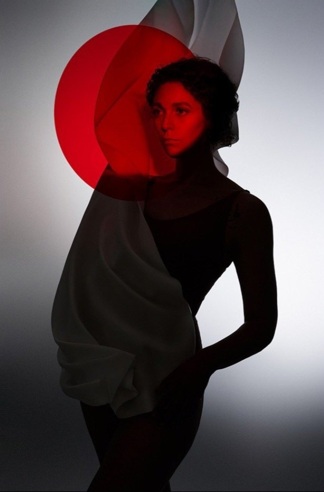 Форуг Явари — австралийская фотохудожница, портретный фотограф