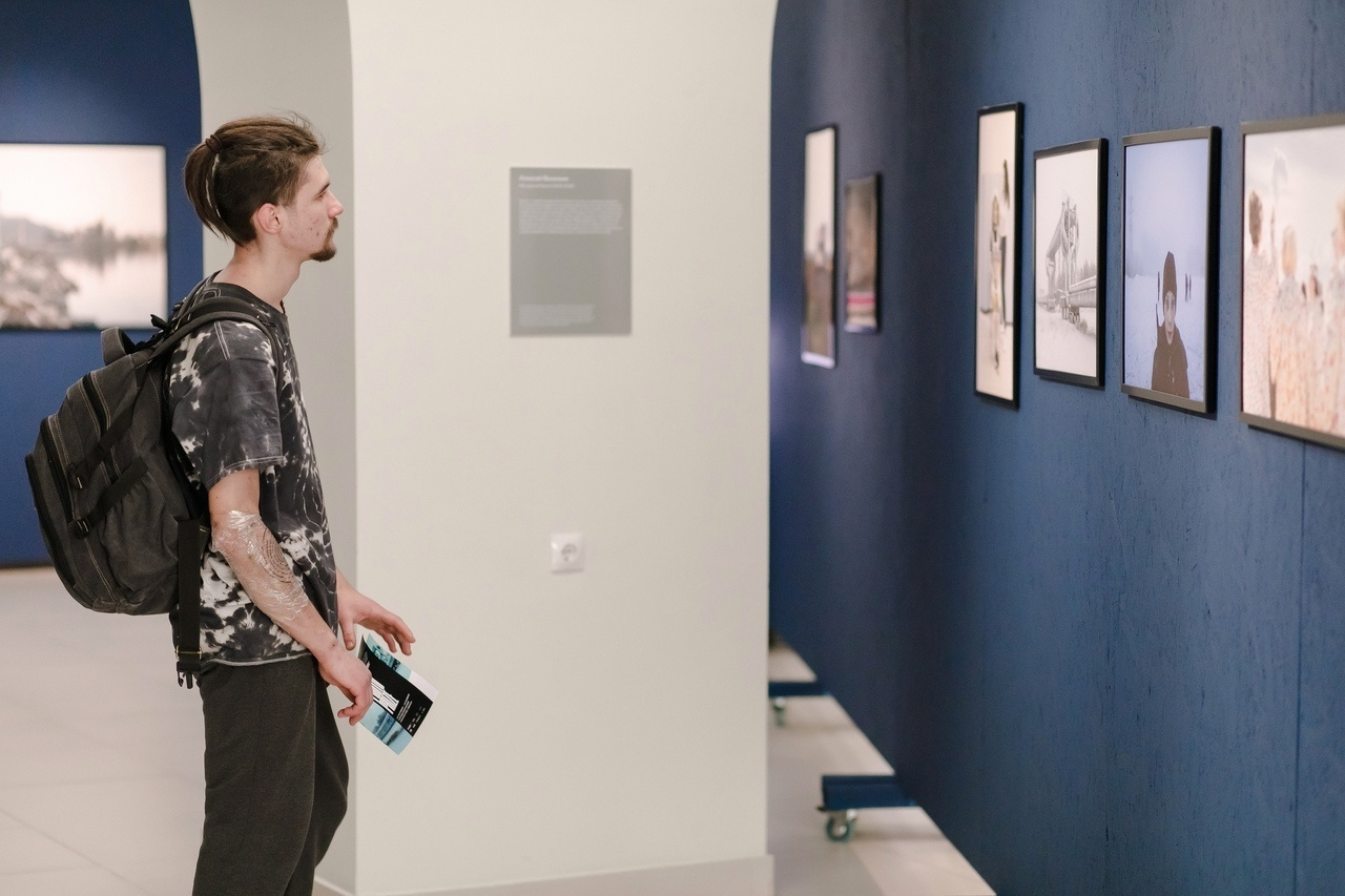 Curatorial and jury work for the Makers of Siberia Photo Prize exhibition in Om…. Елена Аносова — художница и исследовательница, куратор и лектор