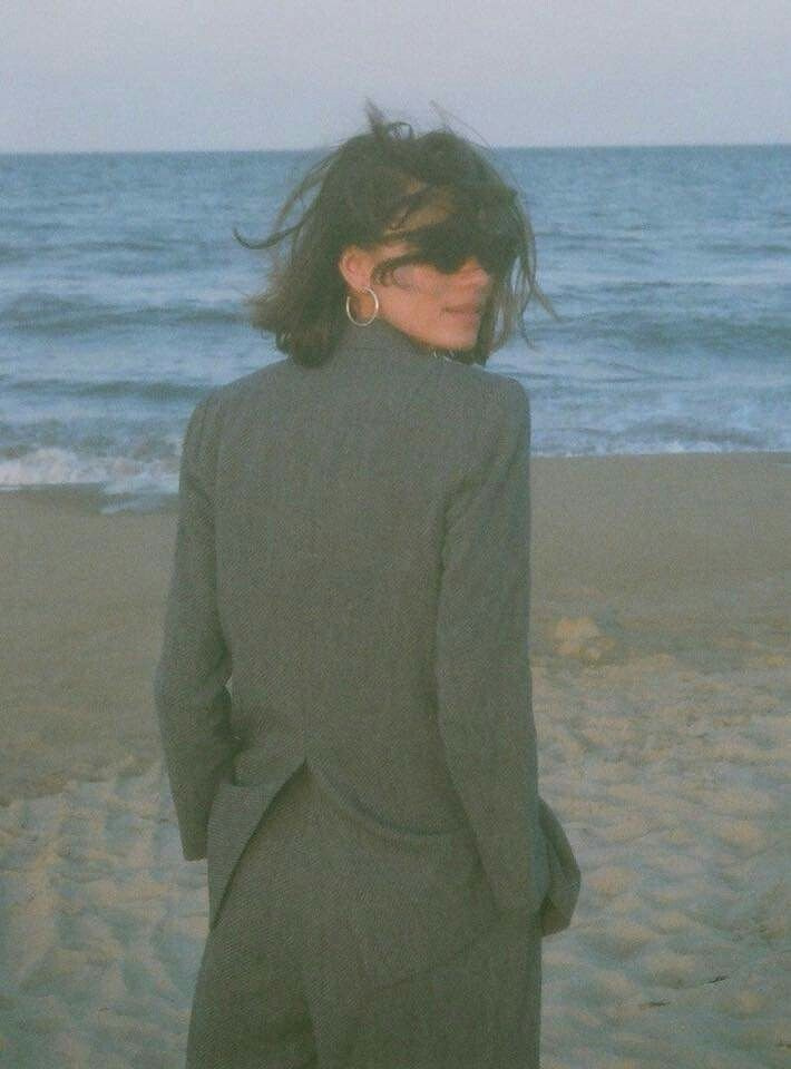 Девушка на берегу