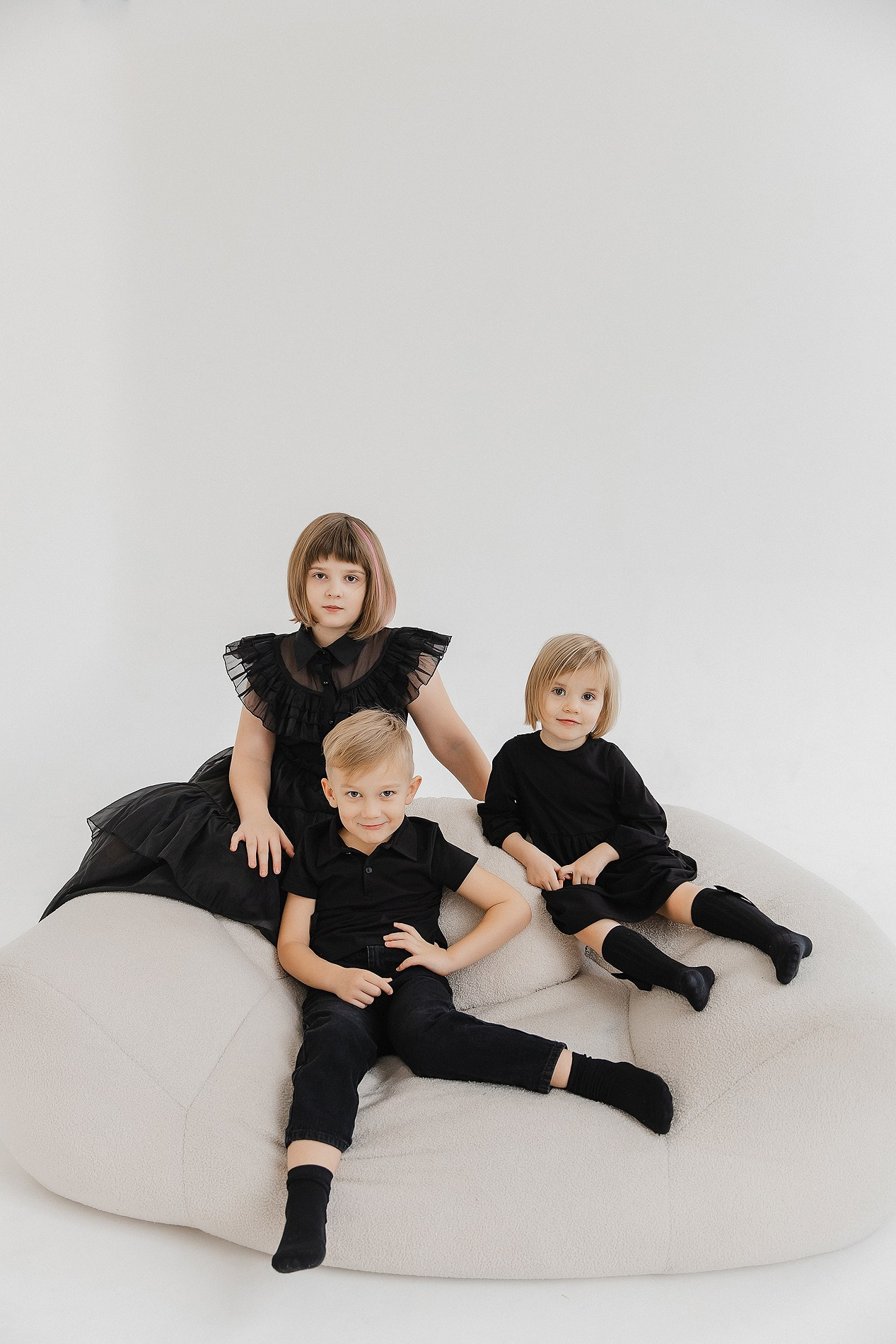 Семейная фотосессия на белом фоне. Фотограф Олеся Жомер