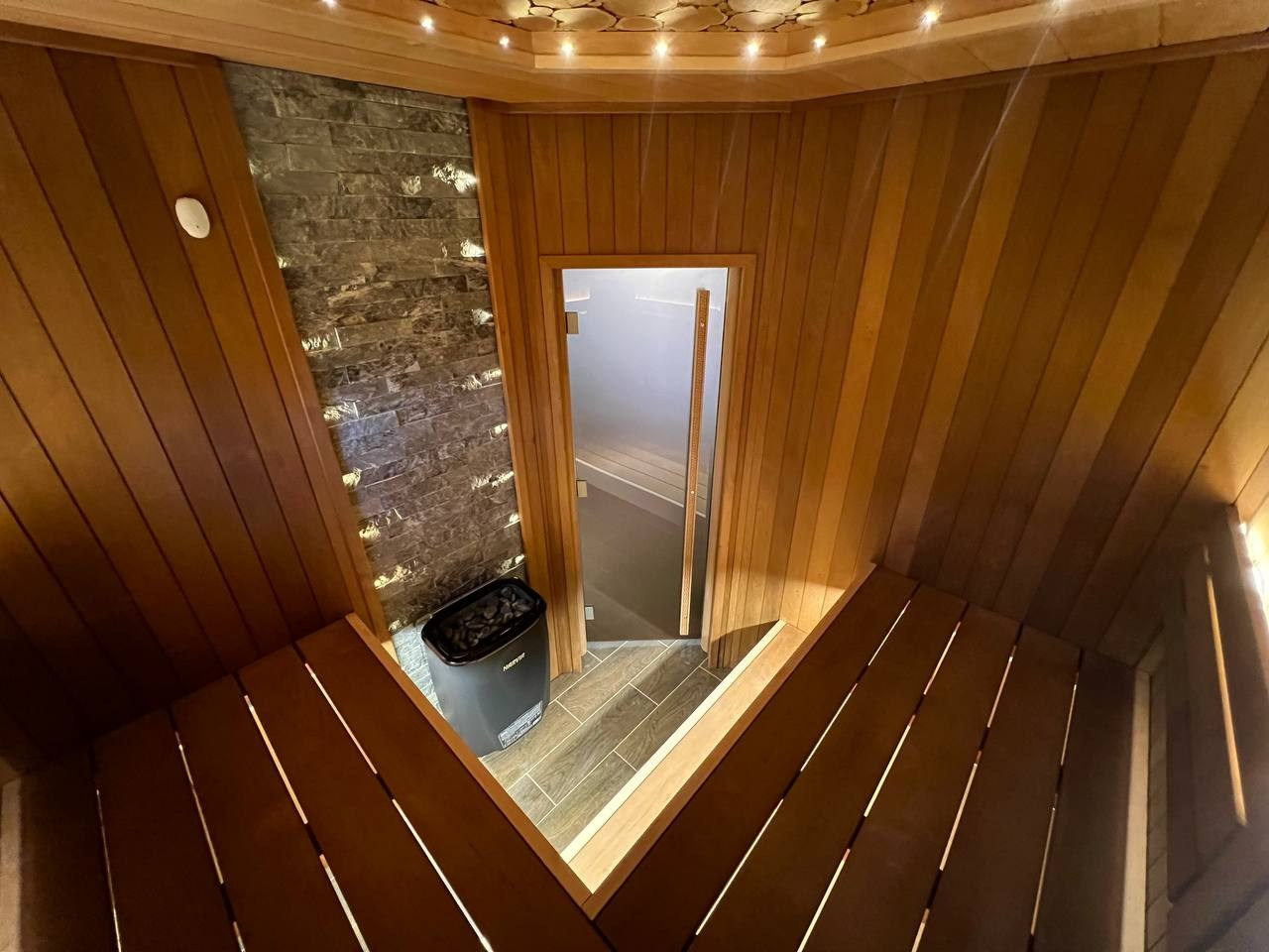 Сауна во Всеволожске выполнена в уже полюбившимся стиле нашей команды. В отделке используется ольха, можжевельник и натуральный камень. SaunaTopMasters