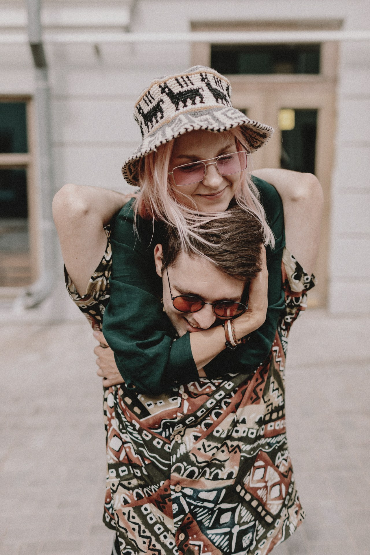 О прекрасные объятия на улицах Казани. Про любовь