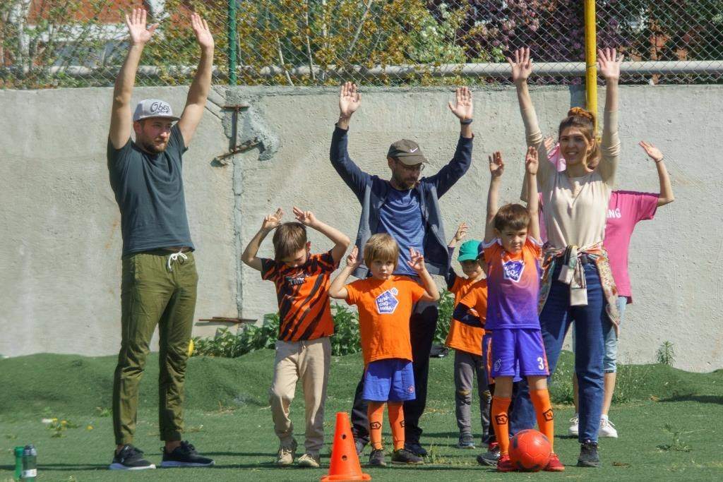 На фотографии запечатлен момент напряженной борьбы на футбольном поле . Автор фотограф: Додров. Ph: dodrov.