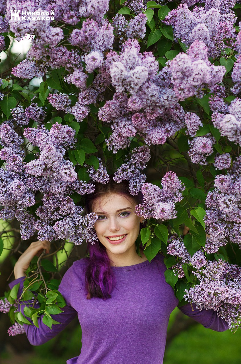 Портретная фотосессия в цветущей сирени в Санкт-Петербурге. Николай Казаков. Профессиональный фотограф. Преподаватель фотографии