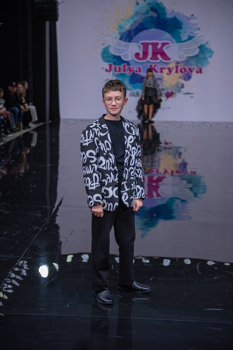 SochiFashionWeek2024 дизайнер Юлия Крылова. Семейный и коммерческий фотограф в Сочи Александр Бодунов