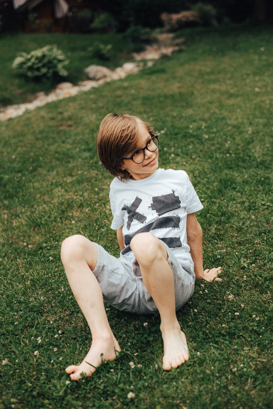 Коля, Ксюша, Саша, Андрей, Кира и бабушки | на даче