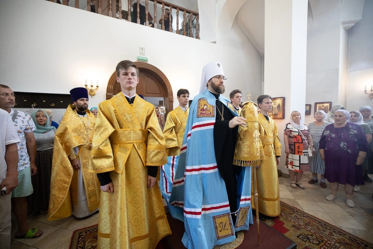 Митрополит Игнатий совершил божественную литургию в храме Всех скорбящих Радость. Саратовское Северо-Западное благочиние
