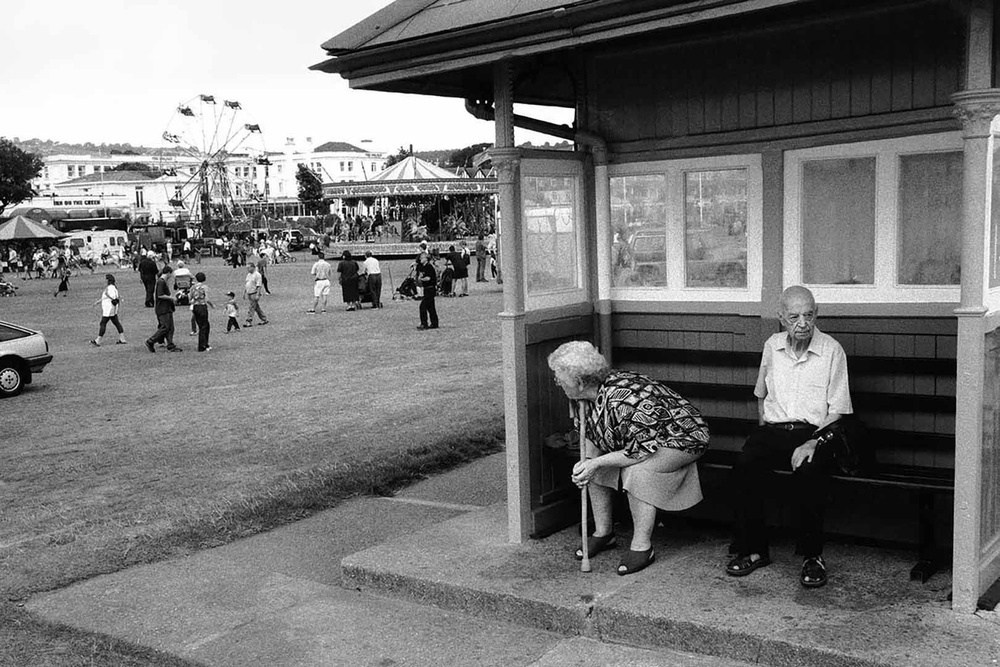 уличная фотография Роджера Дикинса с естественным светом и тенью